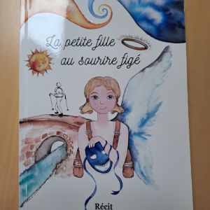 La petite fille au sourire figé